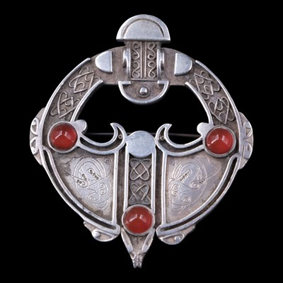 Lot 1237 - A 1980s Scottish Malcolm Grey silver penanular-...