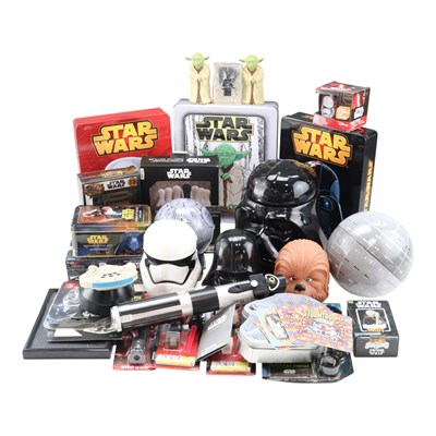 Lot 706 - A group of Star Wars collectables, including...