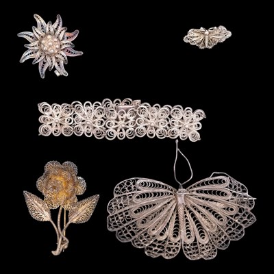 Lot 1203 - Vintage white metal filigree brooches and a...