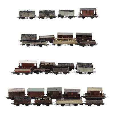 Lot 715 - A group of Hornby, Bachmann, Mainline, and...