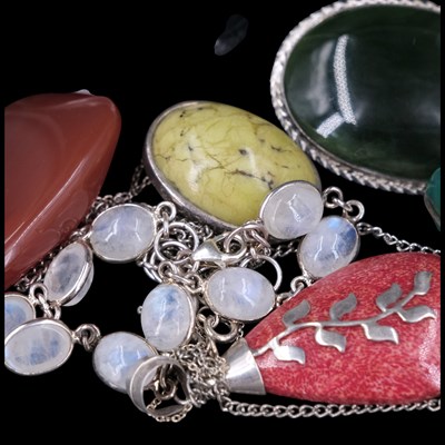 Lot 1218 - A group of contemporary mineral-set white...