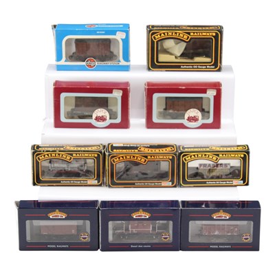 Lot 720 - A group of boxed OO-gauge model railway...