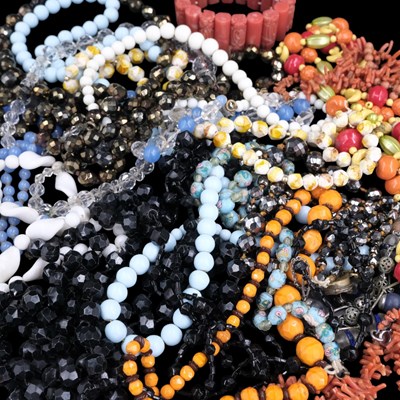 Lot 1433 - A group of vintage bead necklaces and other...