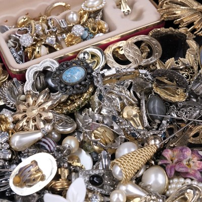 Lot 1434 - A group of vintage and modern costume...