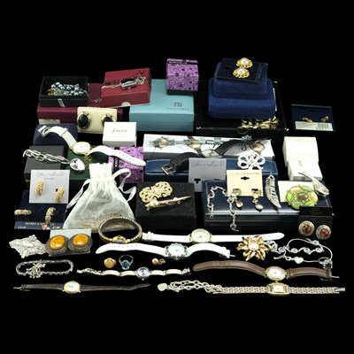 Lot 1435 - A group of costume jewellery and...