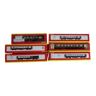Lot 728 - Six Hornby OO gauge model railway parlor cars,...