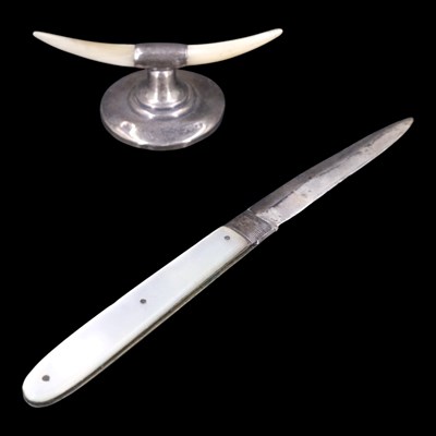 Lot 1115 - A Georgian silver folding pocket fruit knife,...