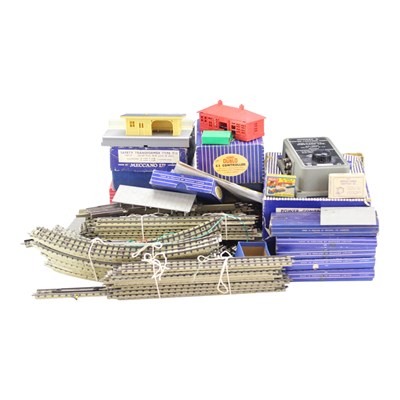 Lot 735 - A group of Hornby Dublo and other OO gauge...