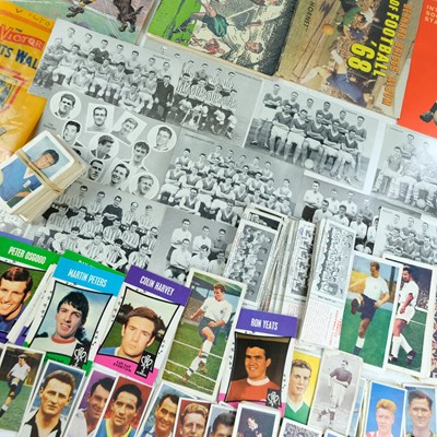 Lot 557 - A quantity of mid-20th Century football cards...