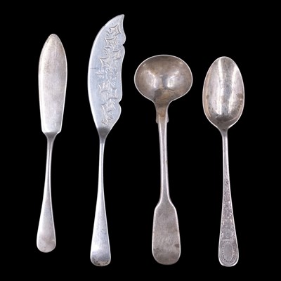 Lot 1135 - A Georgian silver fiddle pattern salt spoon,...