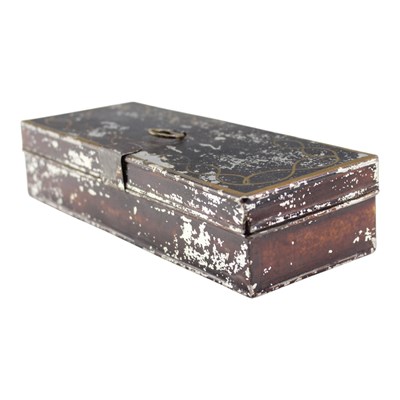 Lot 789 - A 19th Century toleware box containing a...