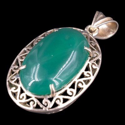Lot 1361 - A late 20th Century green onyx and 9 ct...