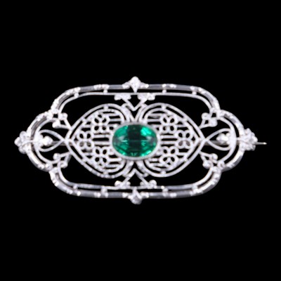 Lot 1365 - An Art Deco influenced emerald and 14 ct white-...