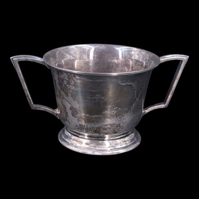 Lot 1083 - An Art Deco silver two-handled cup, Viner's...