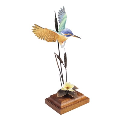 Lot 1021 - A David Fryer Worcester studio kingfisher, in...