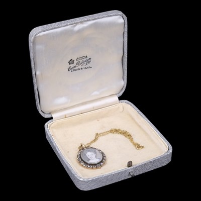 Lot 1389 - A Georgian diamond and high-carat gold oval...