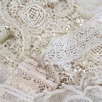 Lot 794 - A collection of vintage lace
