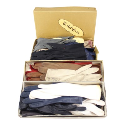Lot 816 - A large collection of vintage ladies' gloves