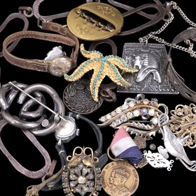 Lot 1438 - A Victorian silver polished hardstone knot...