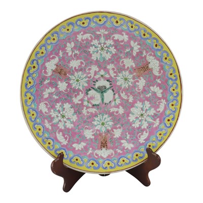 Lot 946 - A Chinese famille rose plate, decorated in a...