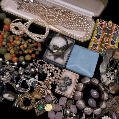 Lot 1420 - A group of vintage costume jewellery and a...