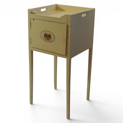 Lot 1642 - A Georgian-style bedside cabinet